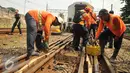 Petugas memperbaiki rel kereta di Stasiun Tanah Abang, Jakarta, Kamis (10/3). Kereta Api Senja Utama Solo anjlok saat hendak menuju Stasiun Tanah Abang untuk parkir. (Liputan6.com/Gempur M Surya)