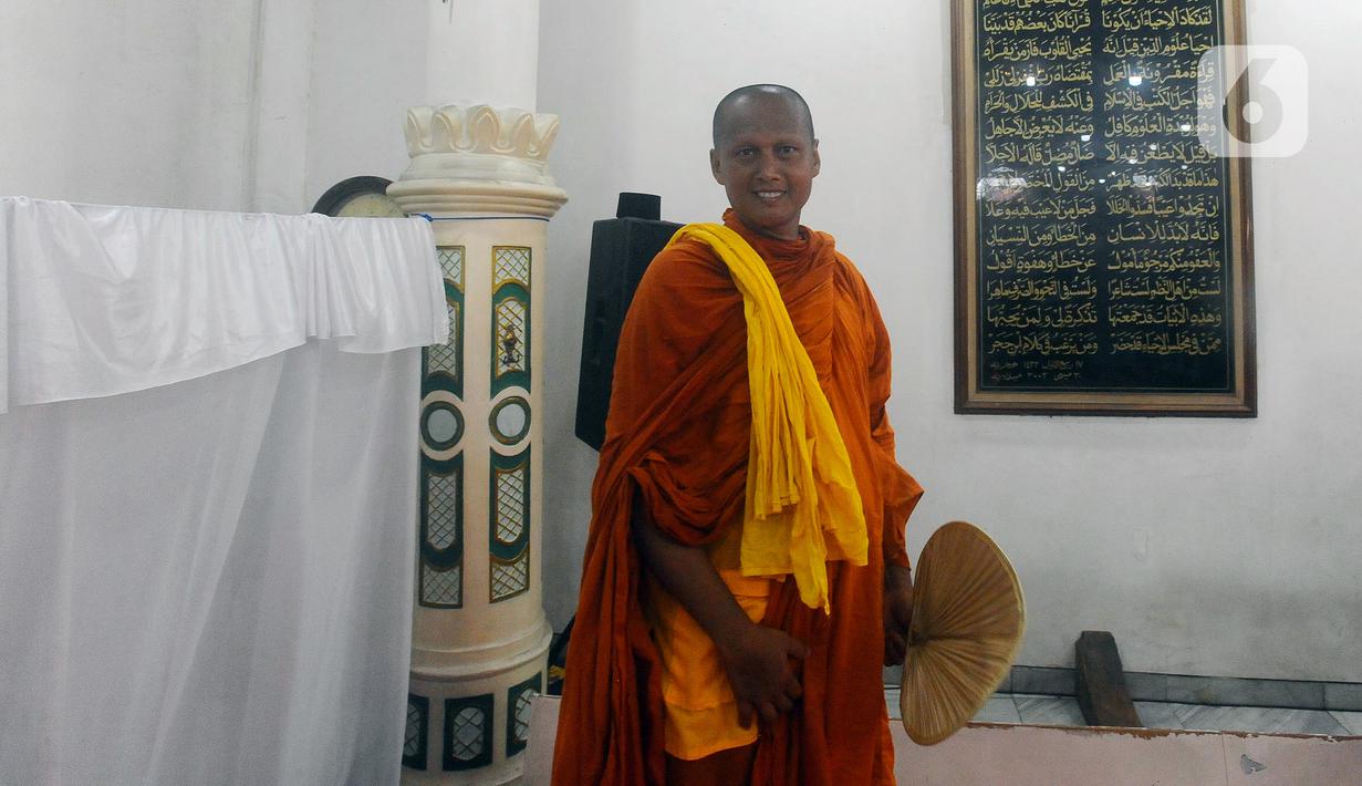 Para biksu kemudian singgah di Koramil Wiradesa, Kabupaten Pekalongan.  Tak hanya bersantai sejenak, mereka juga mengecek kesehatan di sana.  Semua biksu masih sehat.  (merdeka.com/Arie Basuki)