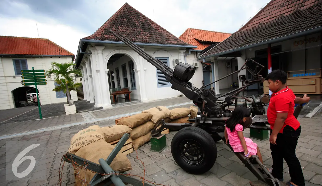 Wisatawan mancanegara mengunjungi pameran dokumentasi Serangan Umum 1 Maret di Beteng Vredeburg Yogyakarta, (1/3). Sejumlah artefak yang menjadi saksi pendudukan kota Yogyakarta di pamerakan hingga 6 Maret 2016. (Liputan6.com/Boy Harjanto)