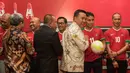 Ketua Umum PSSI, Edy Rahmayadi dan Mepora, Imam Nahrawi memberikan penghargaan kepada Legenda  Sepak bola Indonesia pada Kongres Tahunan PSSI 2017 di Bandung, (8/1/2017). (Bola.com/Vitalis Yogi Trisna)