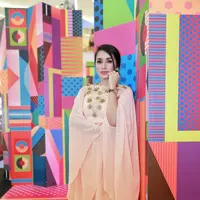 Tradisi mudik saat lebaran, Ussy Sulistiawati merasa kena imbasnya. Lantaran, mejelang Hari Raya Lebaran itu, asisten rumah tangganya ikut mudik.  (Adrian Putra/Bintang.com)