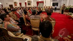 Presiden Jokowi (kanan) menyampaikan pidato pada acara pemberian penghargaan kepada pihak yang telah mendukung kelancaran tugas dan fungsi Kementerian Keuangan di Istana Negara, Jakarta, Rabu (20/5). (Liputan6.com/Faizal Fanani)