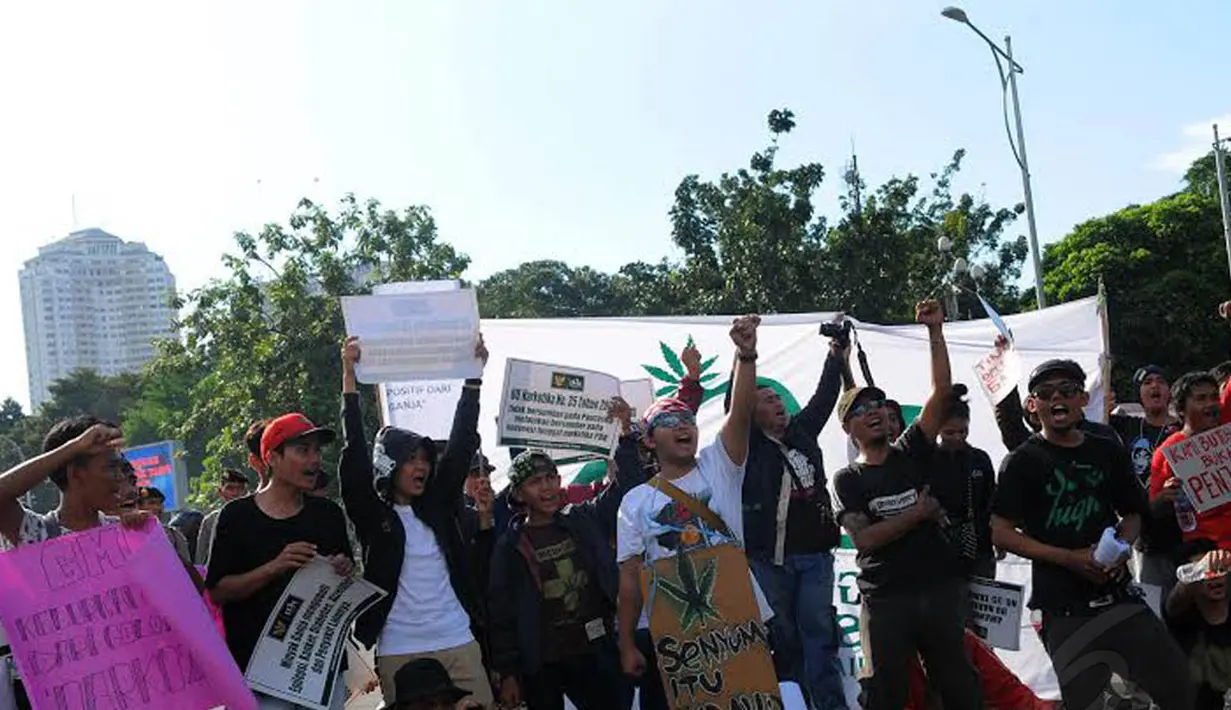 Puluhan massa melakukan unjuk rasa di depan Istana Negara untuk menyerukan legalisasi ganja (Liputan6.com/Faisal R Syam)