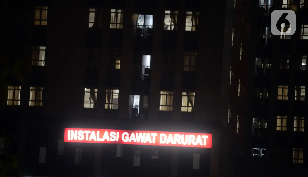Pemandangan malam RS Darurat Wisma Atlet, Jakarta, Selasa (22/6/2021). Bertepatan dengan HUT ke-494 DKI Jakarta, ada peningkatan kasus COVID-19 yang sudah memasuki fase kritis. (merdeka.com/Imam Buhori)