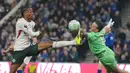 Kiper Everton, Jordan Pickford, berebut bola dengan pemain Chelsea, Joao Pedro, pada lanjutan Liga Inggris di Hill Dickinson Stadium, Minggu (22/3/2026). (AP Photo/Jon Super)