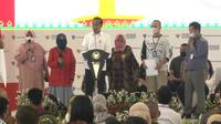 Presiden Joko Widodo (Jokowi) memberikan Nomor Induk Berusaha (NIB) ke 2.500 pelaku UMK dari Provinsi DKI Jakarta (dok: Tira)