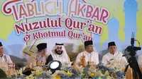Dalam Tabligh Akbar Nuzulul Qur’an pada 17 Maret 2025 di Samarinda, Gubernur Rudy Mas’ud menginspirasi persatuan melalui Alquran sambil memanjakan ribuan warga dengan 30.000 paket takjil gratis, menciptakan momen spiritual dan sosial yang tak terlupakan. (Foto: Pemprov Kaltim)