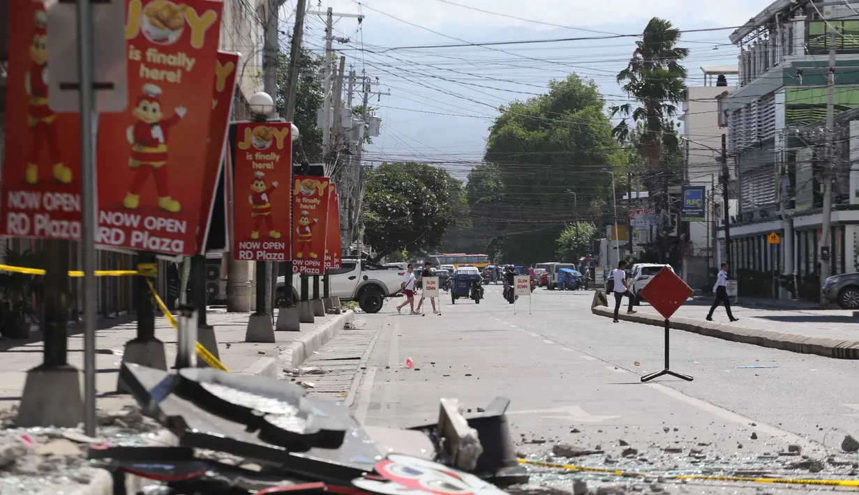 Puing-puing tergeletak di jalan pasca gempa bumi di General Santos, Filipina, Senin 8 Juni 2026. (AP Photo)
