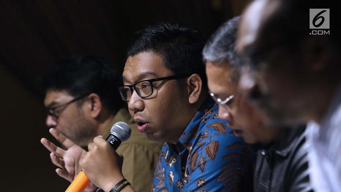 Peneliti Indonesia Corruption Watch (ICW), Kurnia Ramadhana saat diskusi bertema KPK adalah Kunci yang digelar di Jakarta, Sabtu (7/9/2019). Diskusi membahas polemik revisi UU KPK dan dampaknya. (Liputan6.com/Helmi Fithriansyah)