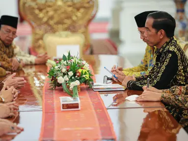Pengurus Majelis Ulama Indonesia (MUI) bertemu Presiden Joko Widodo di Istana Merdeka, Jakarta, Selasa (5/1). Pertemuan MUI dengan Presiden untuk membahas perdamaian di Timur Tengah, khususnya antara Iran-Arab Saudi. (Liputan6.com/Faizal Fanani)
