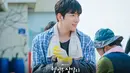 <p>Yong Pil juga memiliki satu orang lagi yang ingin ia lindungi, yaitu teman masa kecilnya sejak lama, Sam Dal, yang dilahirkan hanya berjarak lima menit darinya. (Foto: tvN)</p>