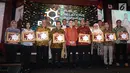 Perwakilan Humas Pupuk Indonesia Grup foto bersama usai menerima penghargaan PR Indonesia Awards 2019 di Bandung, Kamis (28/3). Penghargaan tersebut merupakan wujud komitmen Pupuk Indonesia Grup sebagai keberhasilan dalam perumusan strategi komunikasi. (Liputan6.com/Pool/Pupuk Indonesia)