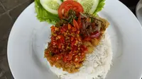 Nasi ayam geprek menjadi salah satu menu baru di Warung Koffie Batavia. (Liputan6.com/Dinny Mutiah)