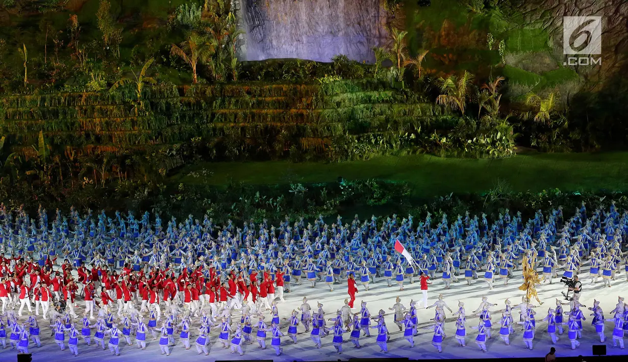 Atlet kontingen Indonesia memasuki stadion pada pembukaan Asian Games 2018 di Stadion Utama Gelora Bung Karno (SUGBK), Jakarta, Sabtu (18/8). Kontingen Indonesia mendapat sambutan meriah penonton yang hadir. (Liputan6.com/Ferbian Pradolo)