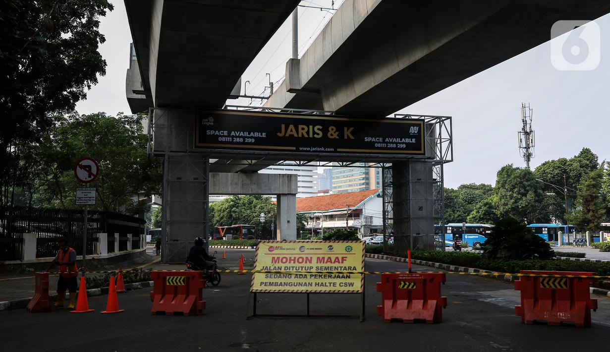 Suasana pembangunan halte Centrale Stichting Wederopbouw (CSW) di kawasan Kebayoran Baru, Jakarta, Selasa (8/6/2021). Halte ini dijadwalkan akan diresmikan pada 22 Juni 2021. (Liputan6.com/Johan Tallo)