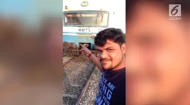 Selfie berujung maut. Rekaman amatir seorang Pria asal India tersambar kereta yang sedang melaju kencang.