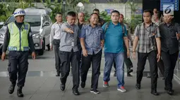 Anggota DPRD Provinsi Jambi Supriyono (depan), PLT Dinas PUPR Jambi Arfan (belakang) dikawal petugas memasuki Gedung KPK, Jakarta, Rabu (29/11). OTT tersebut terkait kasus dugaan suap APBD Jambi tahun 2018. (Liputan6.com/Faizal Fanani)