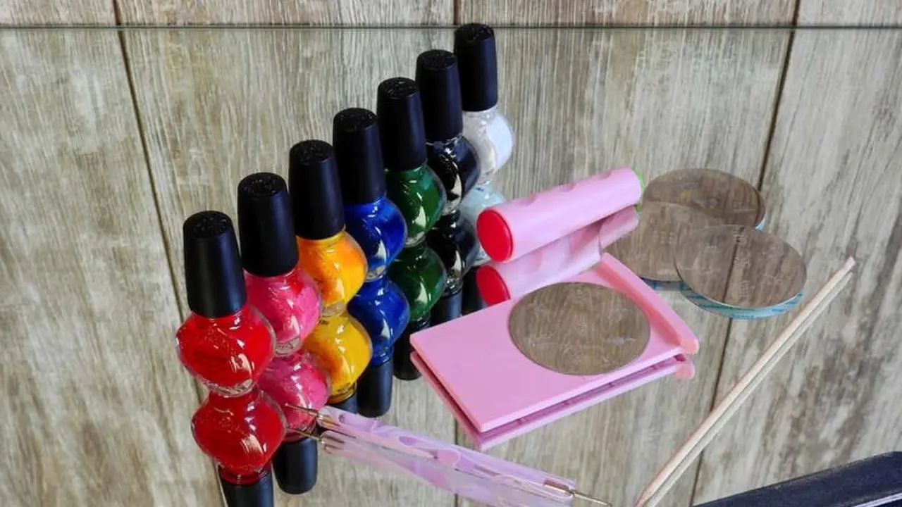 Mudah Banget, Ini Cara Buat Kuteks dari Eyeshadow