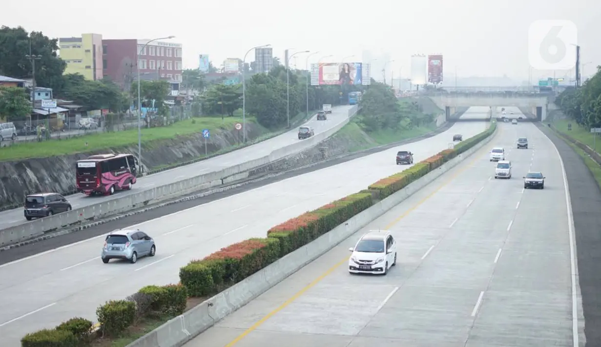 Kendaraan melintasi ruas Tol Cijago di kawasan Depok, Jawa Barat, Selasa (28/1/2020). Tarif Tol Cijago untuk golongan I mengalami kenaikan 100 persen dari Rp 4.500 menjadi Rp 9.000 karena ada penambahan ruas pada seksi II yang sebelumnya beroperasi secara gratis. (Liputan6.com/Immanuel Antonius)