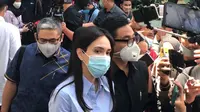 Shandy Aulia bersama kuasa hukunya Sandy Arifin saat menjalani pemeriksaan di Mapolda Metro Jaya