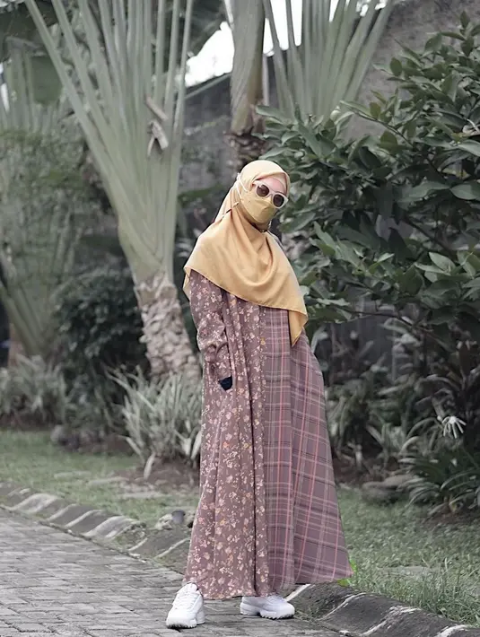 Wanita kelahiran 23 Mei 1987 ini pun mulai jarang muncul di layar kaca. Dirinya kini memilih untuk menggeluti dunia bisnis. (Liputan6.com/IG/@ayupratiwi)