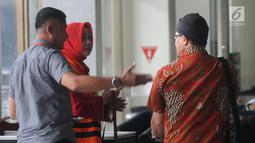 Istri muda Bupati Bengkulu Selatan Dirwan Mahmud, Hendrati (tengah) tiba di Gedung KPK, Jakarta, Rabu (23/5). Hendrati diduga menerima Rp 100 juta terkait suap pengadaan pekerjaan infrastruktur di Pemkab Bengkulu Selatan. (Merdeka.com/Dwi Narwoko)