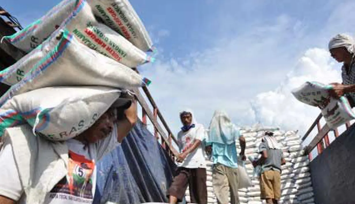 Pekerja mengangkat beras ke dalam truk di Pasar beras Martoloyo, Tegal, Jateng. Harga beras naik Rp 100 per kilo, akibat sedikitnya pasokan beras karena sebagian sawah terserang wereng. (Antara)