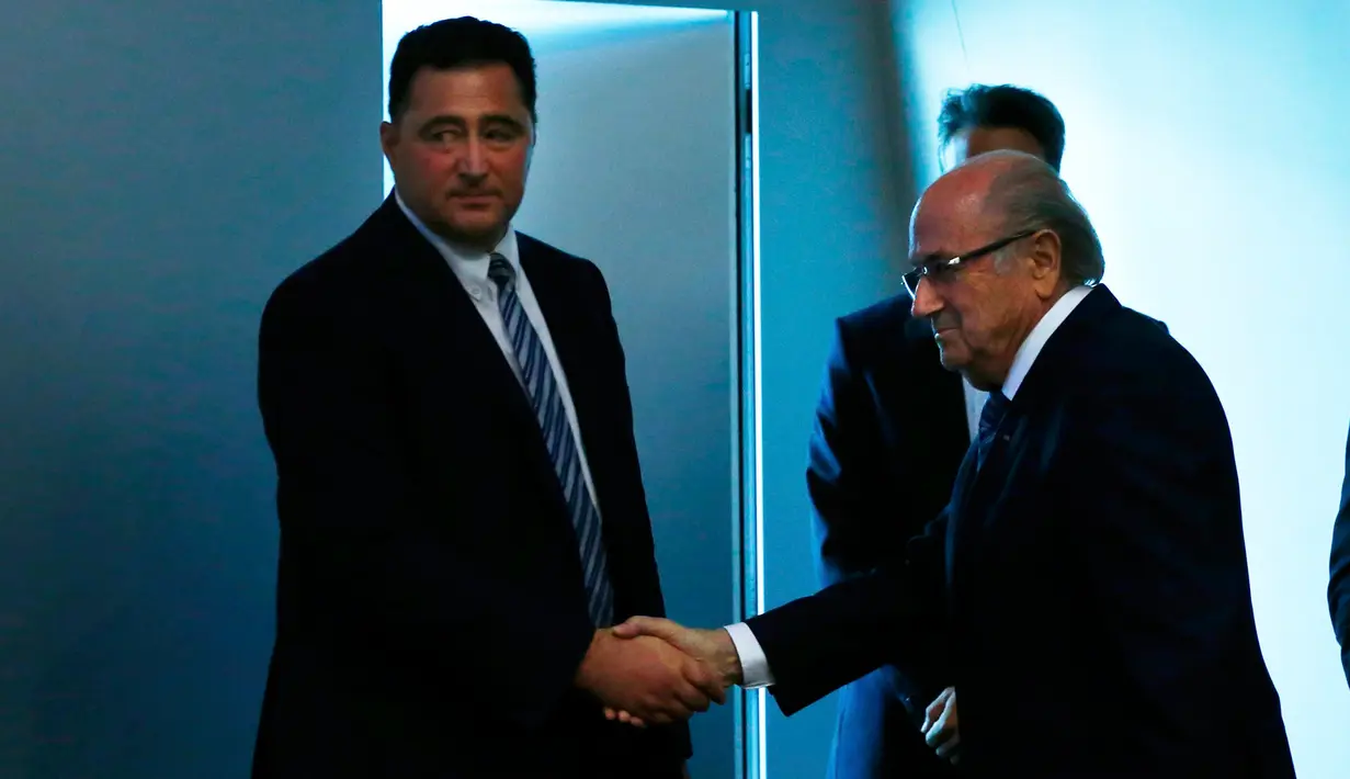 Presiden FIFA, Sepp Blatter bersalaman dengan Domenico Scala, Kepala Independen dari Komite Audit dan Penegakan Aturan FIFA seusai konferensi pers terkait pengunduran dirinya, di markas FIFA, Zurich, Swiss, Selasa (2/6).(REUTERS/Ruben Sprich)