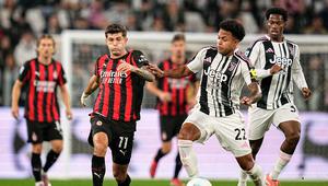 Christian Pulisic (kiri) berebut bola dengan Weston McKennie di laga Juventus vs AC Milan di pekan ke enam Serie A 2025/2026 di Allianz Stadium, Senin (06/10/2025).&nbsp;(Marco Alpozzi/LaPresse via AP)