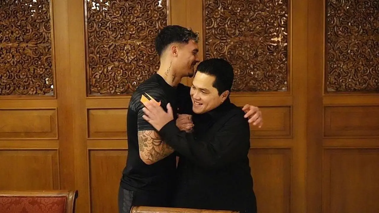 Ketua PSSI, Erick Thohir bersama pemain naturalisasi Timnas Indonesia, Shayne Pattynama.