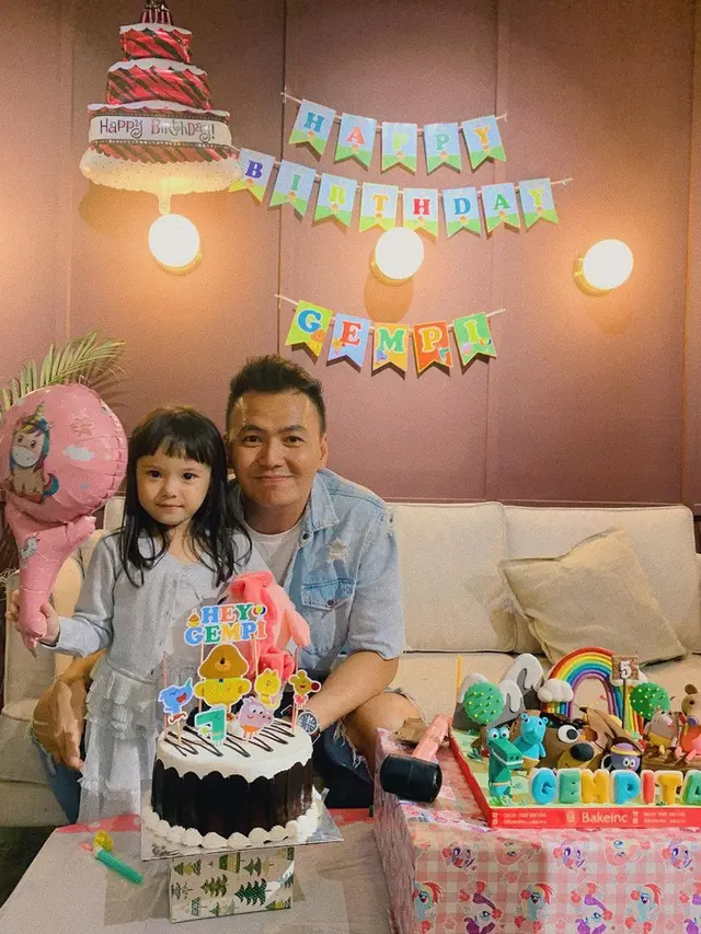 6 Momen Kedekatan Gisella Anastasia dengan Keluarga Wijin, Kompak