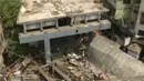 Jalan layang yang masih dalam konstruksi tiba-tiba ambruk di Kolkata, India, Kamis (31/3). Para petugas pemadam kebakaran dan warga saat ini tengah mencoba menyelamatkan mereka yang tertimpa reruntuhan logam dan beton. (REUTERS/ANI via Reuters)