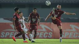 Pemain Borneo FC, Javlon Guseynov (kanan) berusaha menghalau bola saat melawan Bali United dalam laga pekan ke-5 BRI Liga 1 2021/2022 di Stadion Indomilk Arena, Tangerang, Selasa (28/09/2021). Kedua tim bermain imbang 1-1. (Bola.com/Bagaskara Lazuardi)