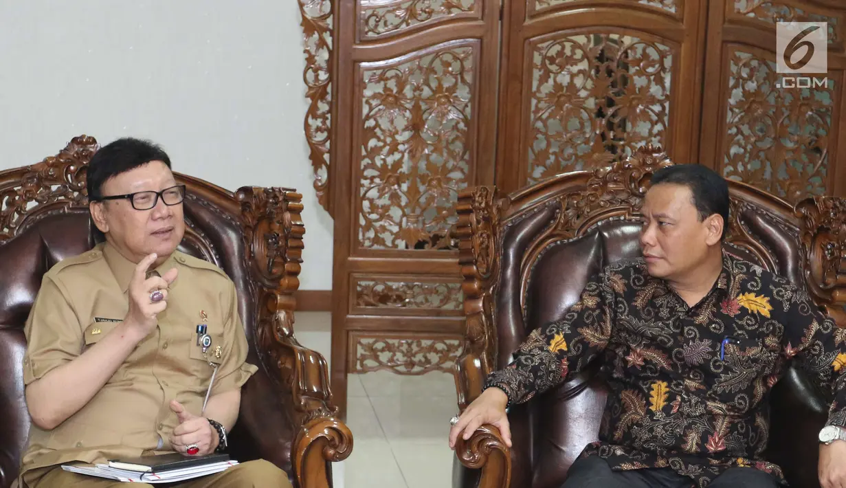 Mendagri Tjahjo Kumolo berbincang dengan ketua Bawaslu, Abhan (kanan) saat menyambangi kantor Bawaslu di Jakarta, Selasa (9/1). Menurut Tjahjo, pihaknya dapat terlibat apabila ada aparatur sipil negara (ASN) tidak netral. (Liputan6.com/Angga Yuniar)