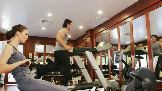 Pilih Olahraga di Tempat Gym atau Rumah? Bandingkan Keuntungannya