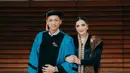 Selain Sarah Menzel, kebaya Ashanty dan Krisdayanti saat hadiri wisuda Azriel tak kalah memesona. Keduanya terlihat bak perempuan Jawa ningrat dalam balutan kebaya.  [@ashanty_ash].