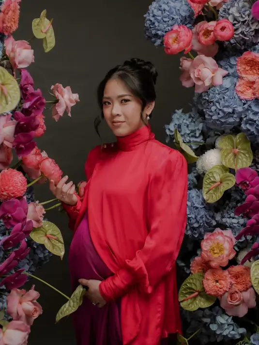 Setelah pakai busana warna tosca, adik Angela Tanoesoedibjo ini kemudian mengenakan busana perpaduan warna merah dan ungu. Tetap konsep bunga-bunga hanya saja warnanya berbeda, pesona wanita berusia 29 tahun ini bikin terpesona. Selain konsepnya pemotretannya yang tetap sama, tatanan rambut dan makeup Jessica Tanoesoedibjo sama seperti yang sebelumnya. (Liputan6.com/IG/@jessicatanoe)