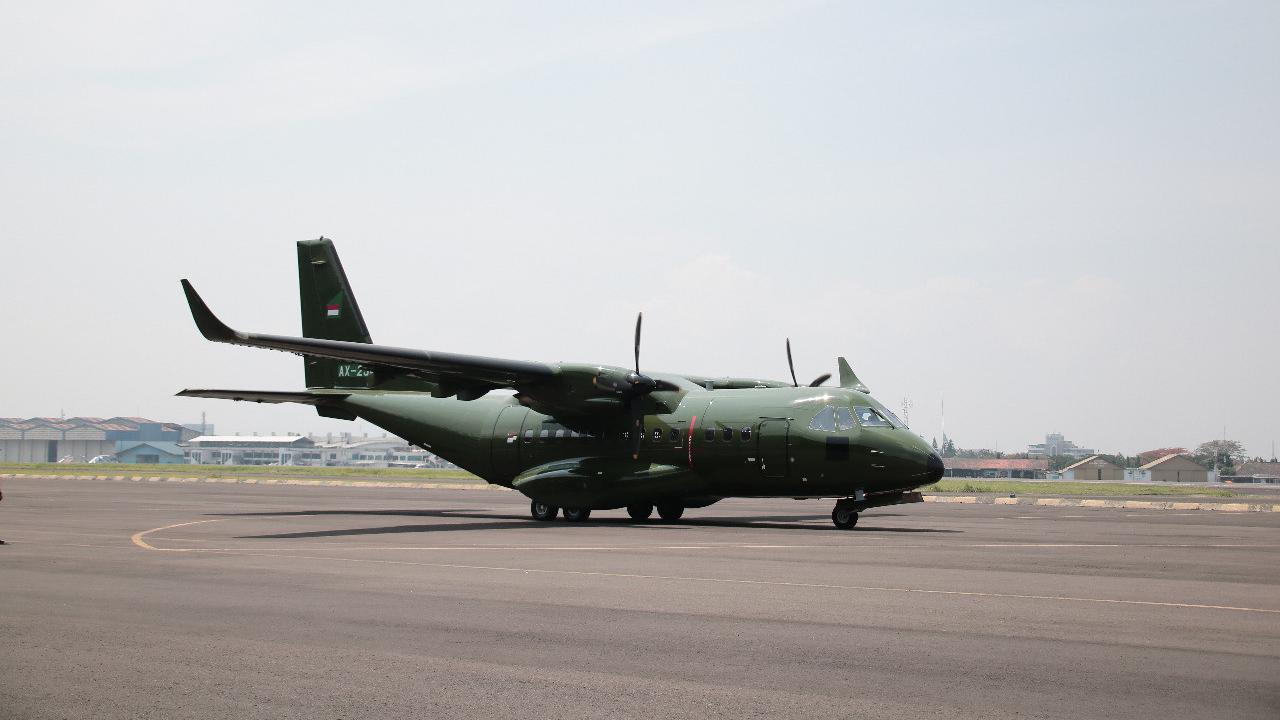 Pesawat CN235-220 buatan PT Dirgantara Indonesia (DI) diberangkatkan ke Kathmandu, Nepal pada Rabu (30/10/2019) (Liputan6.com/Kemlu RI)