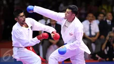 Karateka Sulawesi Selatan, Hendro Salim (kiri) saat laga melawan Baskoro Ndaru Murti (Jakarta) di kelas Kumite Individu Putra -84 kg senior PON XIX di Sabuga, Bandung, Minggu (18/9). Hendro unggul 4-2 atas Baskoro. (Liputan6.com/Helmi Fithriansyah)