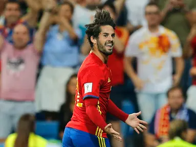 Gelandang Spanyol, Isco melakukan selebrasi usai mencetak gol keduanya saat berhadapan dengan Italai pada Grup G kualifikasi Piala Dunia 2018 di Stadion Santiago Bernabeu di Madrid, (2/9). Spanyol menang atas Italia 3-0. (AP Photo / Paul White)