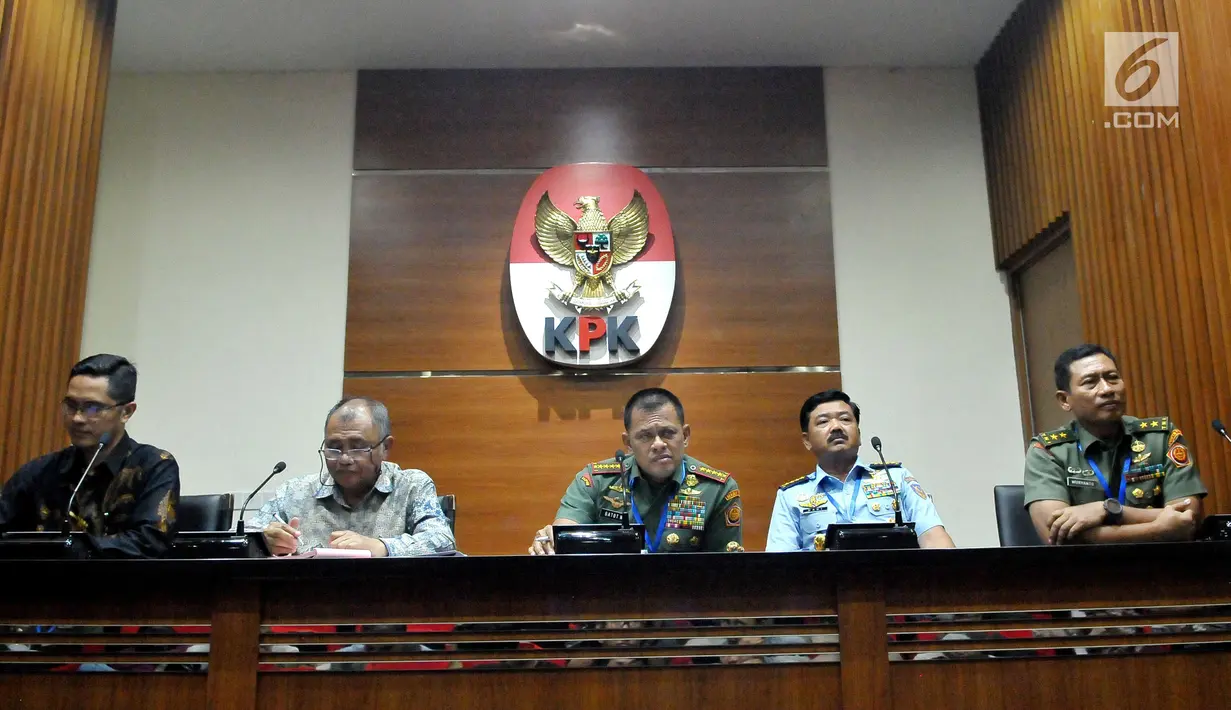 Suasana konferensi pers kasus dugaan korupsi pembelian Helikopter Agusta Westland (AW) 101 di Gedung KPK, Jakarta, Jumat (26/5). Kasus pengadaan helikopter AW 101 merugikan negara sebesar Rp220 miliar. (Liputan6.com/Helmi Afandi)