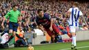 Luis Suarez dijatuhkan pemain Real Sociedad, Inigo Martinez, dalam lanjutan La Liga Spanyol di Stadion Camp Nou, Barcelona, Sabtu (28/11/2015). (AFP/Lluis Gene)