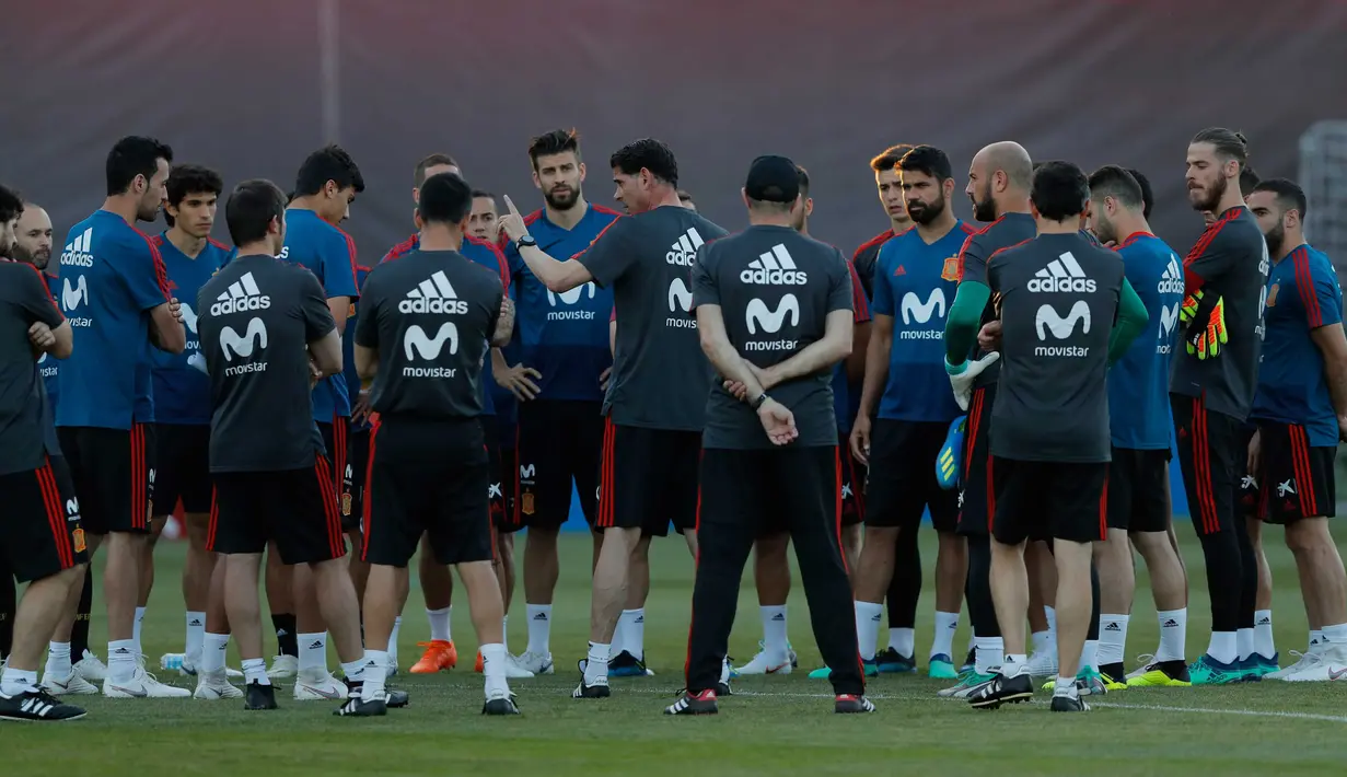 Pelatih baru timnas Spanyol, Fernando Hierro memberikan instruksi kepada para pemainnya selama sesi latihan di Krasnodar, Rusia, Rabu (13/6). Resmi memimpin skuat, Hierro langsung memantau latihan jelang pertandingan kontra Portugal. (AP/Manu Fernandez)