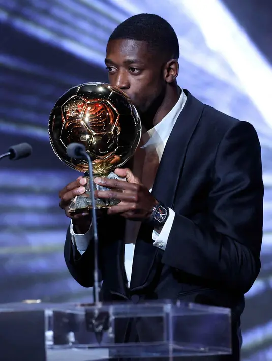Dalam acara ke-69 tersebut, bintang Paris Saint-Germain, Ousmane Dembele, resmi dinobatkan sebagai pemain terbaik dunia. (Franck FIFE/AFP)