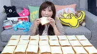 Yuka Kinoshita, wanita cantik asal Jepang ini melakukan tantangan untuk mengonsumsi 100 lembar roti tawar dengan jumlah 10 ribu kalori dan berat 3,8 kg hanya dalam waktu yang cukup singkat. (dailymail.co.uk)