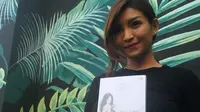Egha Latoya, mantan vokalis Duo Jingga, mengawali kepindahannya ke Yogyakarta dengan meluncurkan sebuah buku.