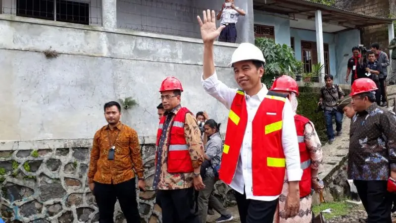 Presiden RI Joko Widodo (Jokowi) meresmikan dimulainya pembangunan jalur ganda (double track) kereta api Bogor-Sukabumi Tahap I, Jumat (15/12/2017). (Ilyas/Liputan6.com)