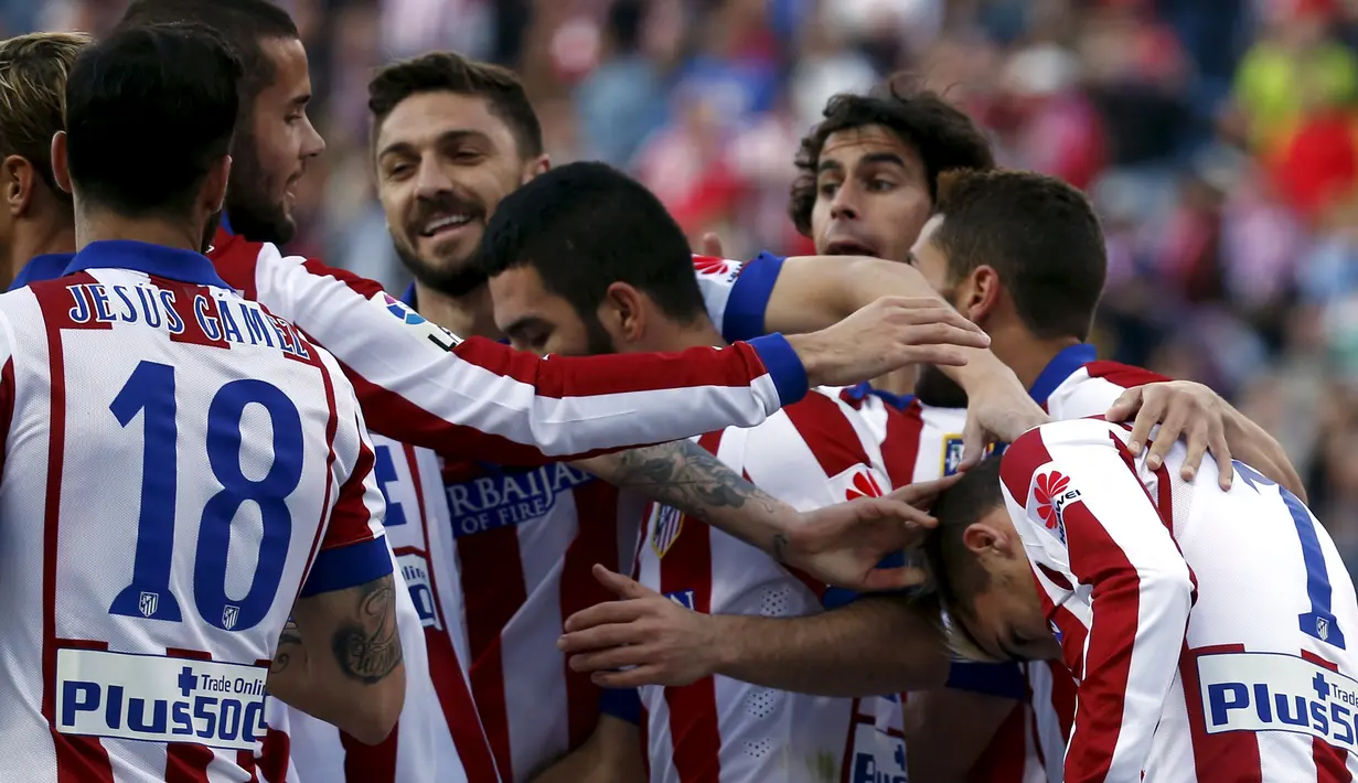 Antoine Griezmann berselebrasi bersama para pemain Atletico Madrid usai mencetak gol ke gawang Real Sociedad di Stadion Vicente Calderon, (8/4/2015). ( REUTERS/Susana Vera)