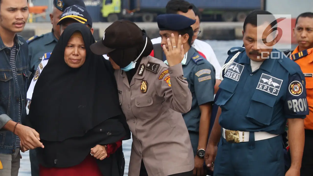 Kesedihan Keluarga Korban Lihat Barang Temuan Lion Air JT 610