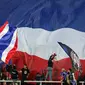 Suporter Timnas Thailand membentangkan bendera raksasa saat menyambut kemenangan timnya atas Indonesia di National Stadium Rajamangala, Bangkok, Sabtu (17/12). Thailand berhasil meraih piala AFF untuk yang kelima kali. (Liputan6.com/Helmi Fithriansyah)